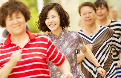 美女脱下内裤让男人捅